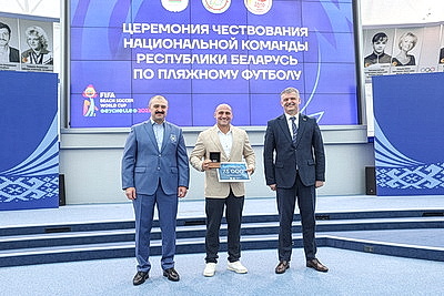 Серебряных призеров чемпионата мира по пляжному футболу чествовали в НОК Беларуси