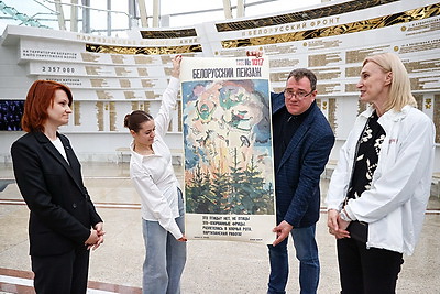 Участники медиатура "Дорогами Победы" презентовали Музею истории ВОВ копию уникального плаката