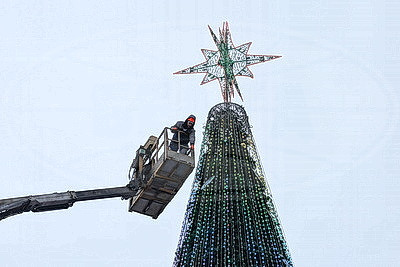 В столице украшают главную новогоднюю елку