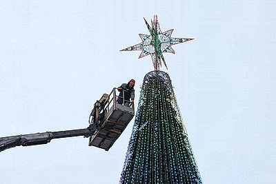 В столице украшают главную новогоднюю елку