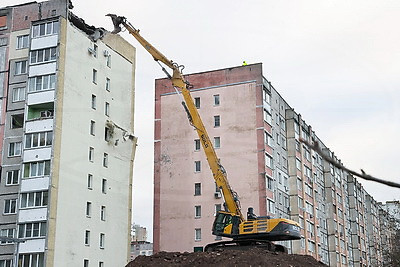 В Гомеле приступили к демонтажу верхних этажей пострадавшей при ЧС секции высотки