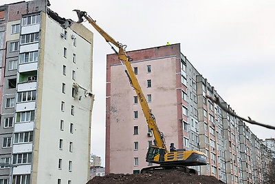В Гомеле приступили к демонтажу верхних этажей пострадавшей при ЧС секции высотки