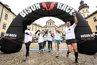 В Несвижском замке завершились соревнования по бегу с препятствиями Bison Race, собравшие 1500 участников всех возрастов