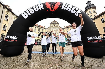 В Несвижском замке завершились соревнования по бегу с препятствиями Bison Race, собравшие 1500 участников всех возрастов