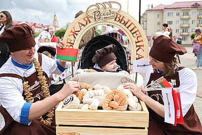 Танки, трактор и мини-кондитерская. Яркий парад-шествие детских колясок прошел в Гродно