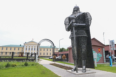 Восьмиметровую скульптуру богатыря установили в Воложине