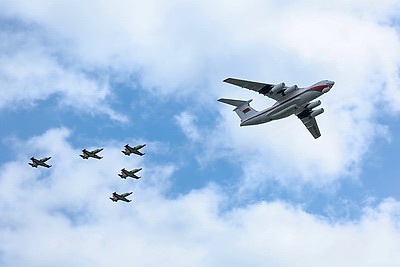 Летчики Беларуси и России провели в Минске тренировку воздушной части военного парада