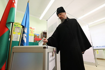 Митрополит Вениамин принял участие в досрочном голосовании