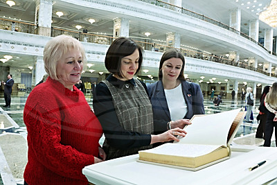 Работники холдинга "БЕЛСТРОЙЦЕНТР" посетили с экскурсией Дворец Независимости