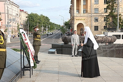 Святейший Патриарх Кирилл возложил венок к монументу Победы в Минске
