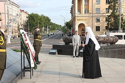 Святейший Патриарх Кирилл возложил венок к монументу Победы в Минске