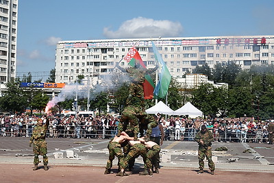 Воздушные маневры, выставка техники и каша по-армейски. Как в Минске прошел праздник ко Дню десантников
