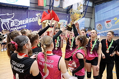 Команды из Минска и Гродно победили в финалах волейбольной лиги "Мяч над сеткой"