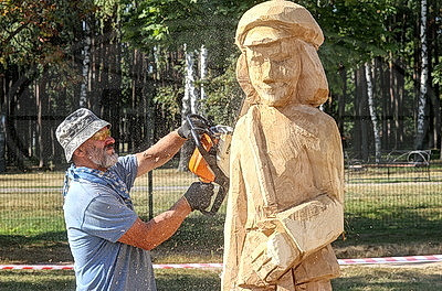 В Гомеле проходит первый в истории города фестиваль деревянных скульптур