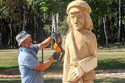 В Гомеле проходит первый в истории города фестиваль деревянных скульптур