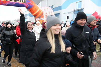 Около 80 семей вышли на старт "Крещенского забега" на фестивале "Берестейские сани"