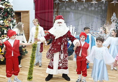 Тепло и душевно. Воспитанников Сенненского детского дома поздравили с наступающим Новым годом