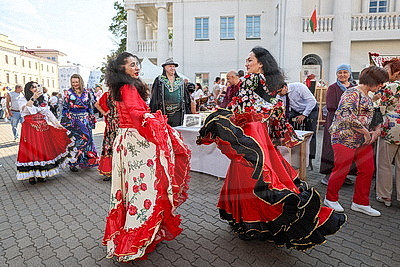 Аргентинцы, китайцы, грузины. Десятки национальностей презентовали свою культуру в центре Минска