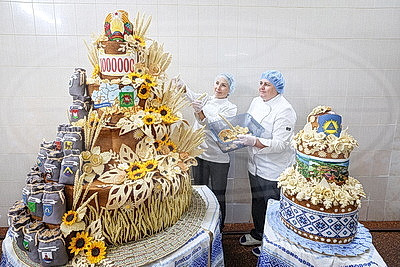 Вкусный и символичный декор. Витебские хлебопеки изготовили главный каравай областных "Дажынак"