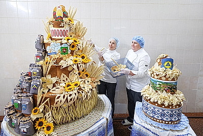 Вкусный и символичный декор. Витебские хлебопеки изготовили главный каравай областных "Дажынак"