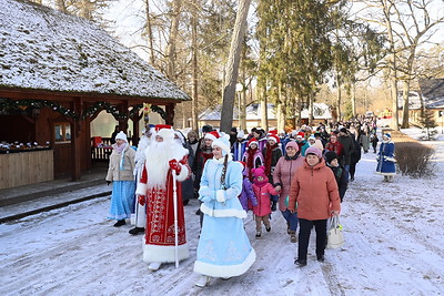 В поместье белорусского Деда Мороза в Беловежской пуще состоялось праздничное мероприятие "Проводы Снегурочки"