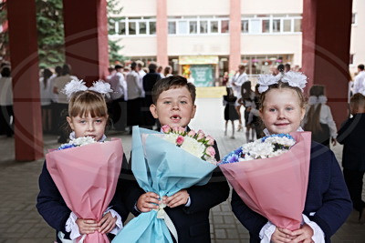 "В три раза более долгожданно и волнительно". В Минске в первый класс пошли тройняшки