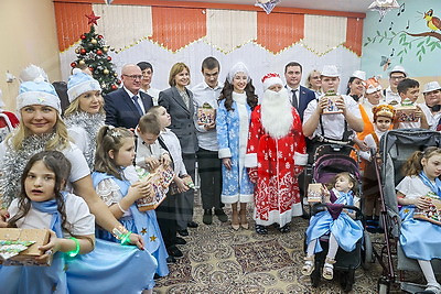 Воспитанники центра коррекционно-развивающего обучения в Гомеле принимали подарки в ходе акции "Наши дети"