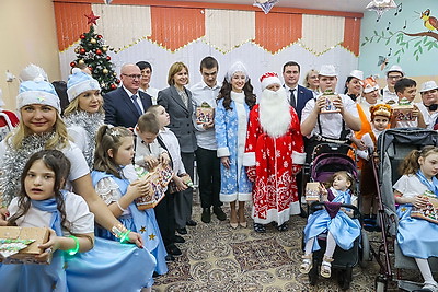 Воспитанники центра коррекционно-развивающего обучения в Гомеле принимали подарки в ходе акции "Наши дети"