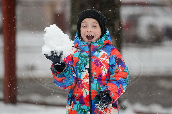 Первый снег. Детские забавы