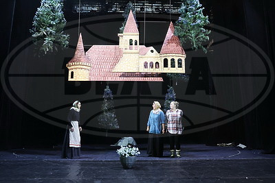 Могилевский драмтеатр готовит премьеру яркой новогодней сказки