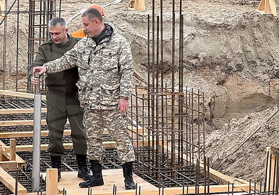 Капсулу с посланием потомкам заложили на субботнике в основание будущей детской поликлиники в Гомеле