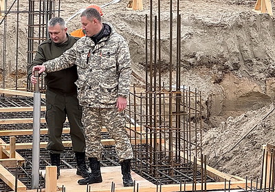 Капсулу с посланием потомкам заложили на субботнике в основание будущей детской поликлиники в Гомеле