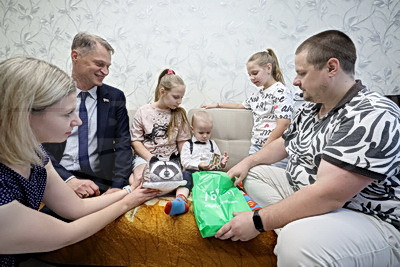 Подарки во время акции "В школу с добрым сердцем" получила многодетная семья из Витебска