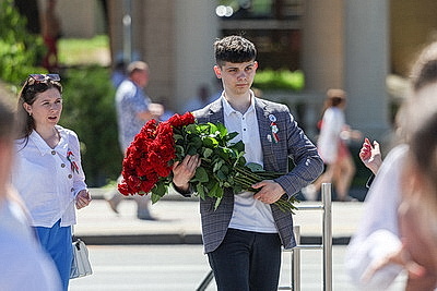 Народное возложение цветов прошло у монумента Победы в Минске