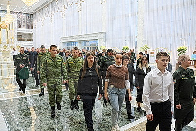 Представители органов погранслужбы посетили с экскурсией Дворец Независимости