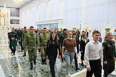 Представители органов погранслужбы посетили с экскурсией Дворец Независимости