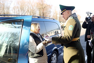 С цветами и оркестром поздравили с 8 Марта брестские пограничники женщин, въезжающих в Беларусь