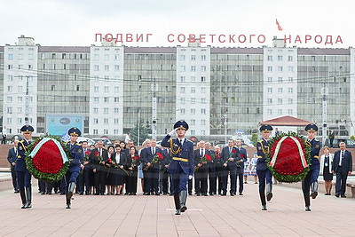 Парламентарии Беларуси и Узбекистана возложили цветы на площади Победы в Витебске