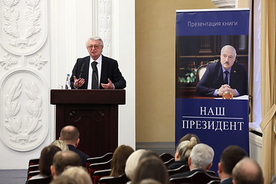 Книга "Наш Президент" поступила в продажу в магазины областных центров