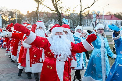 В Минске прошло шествие Дедов Морозов и Снегурочек