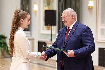 Лукашенко - выпускникам вузов: мир огромен, а Беларусь у нас одна