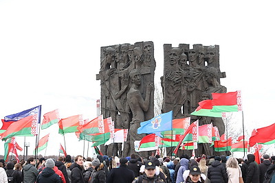 Камень и цветы. У монумента "Врата памяти" в Тростенце прошел митинг-реквием