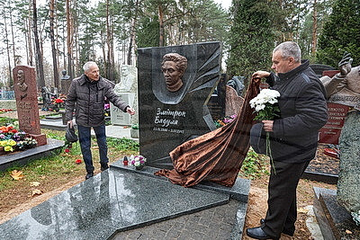 Памятник Змитроку Бядуле открыли на Восточном кладбище в Минске
