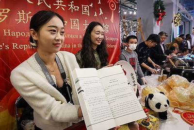 Добро, мир и рождественские подарки. Супруги послов провели предновогоднюю благотворительную ярмарку