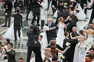 Вальс, кадриль и полонез. Дворец Независимости собрал участников красочного новогоднего бала