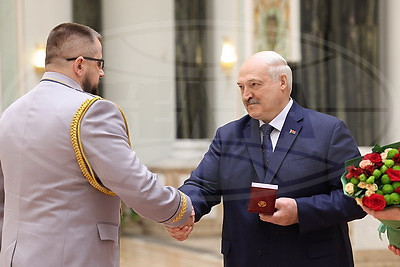 Лукашенко вручил государственные награды заслуженным представителям различных сфер