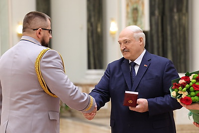Лукашенко вручил государственные награды заслуженным представителям различных сфер