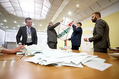 В Беларуси закрылись избирательные участки, начался подсчет голосов
