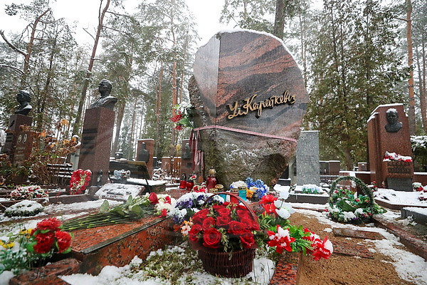 Память Владимира Короткевича почтили на Восточном кладбище в Минске