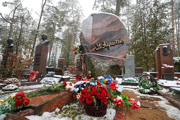 Память Владимира Короткевича почтили на Восточном кладбище в Минске